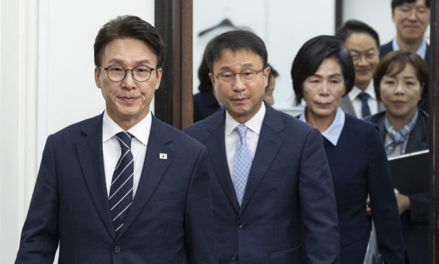 더불어민주당 김민석 대표와 한병도 원내대표, 최고위원들이 28일 국회에서 열린 최고위원회의에 입장하고 있다. 연합뉴스