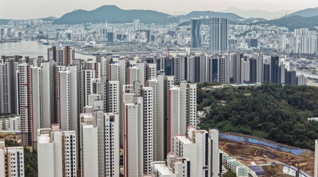 부산 남구에 올해 6000여 세대, 내년 5000여 세대 등 2년간 1만 1700여 세대 대규모 입주 물량이 쏟아진다. 28일 대단지인 남구 대연 디아이엘, 해링턴마레가 한눈에 들어온다. 이원준 기자 lwj@