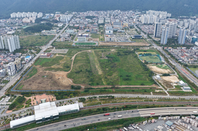 최근 부산대학교의 ‘서울대 10개 만들기 프로젝트’ 선정으로 개발 기대가 높아진 경남 부산대 양산캠퍼스 유휴부지 일대 전경. 정종회 기자 jjh@