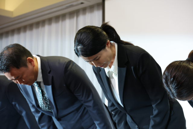 티빙 최주희 대표이사(가운데) 및 임원들이 지난 3일 서울 중구의 한 호텔에서 개인정보 유출 사고에 대해 사과하고 있다. 연합뉴스