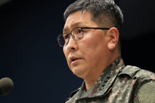 권대원 합동참모본부 차장이 28일 서울 용산구 국방부에서 '비무장지대 지뢰 추정 폭발 사고' 관련 브리핑을 하고 있다. 연합뉴스
