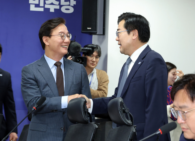 전재수 부산광역시장(왼쪽)과 박찬대 인천광역시장이 29일 국회 의원회관에서 열린 미래대응기금 당정협의에서 얘기를 나누고 있다. 연합뉴스