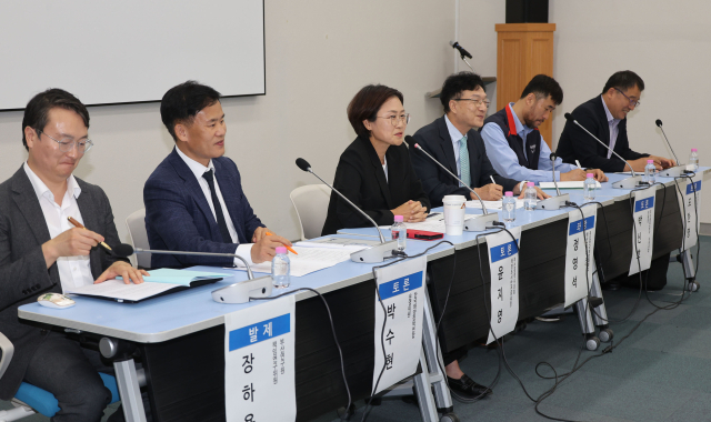 ‘’부산항과 부산항만공사의 미래를 묻다!’를 주제로 항만공사 발전 방향 전략토론회가 29일 오후 부산시의회 중회의실에서 열렸다. 이재찬 기자 chan@