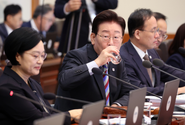 이재명 대통령이 29일 청와대에서 열린 국무회의에서 물을 마시고 있다. 연합뉴스