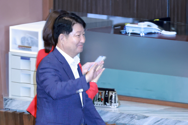 국민의힘 권영진 의원이 14일 국회에서 열린 정기국회 제8차 본회의에 참석한 뒤 본회의장을 나서고 있다. 연합뉴스