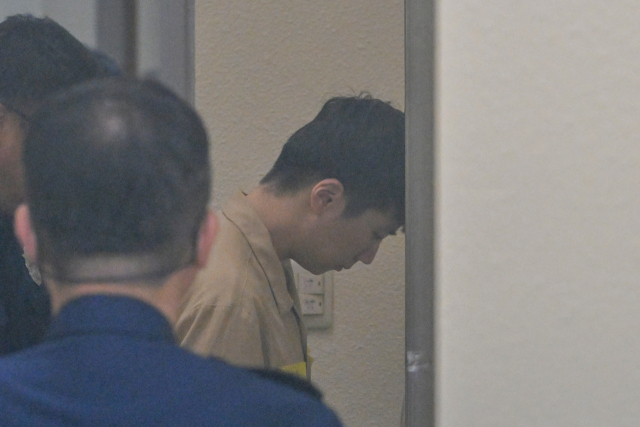 '여고생 살해범' 장윤기에 대한 선고 공판이 열리는 지난달 30일 오후 광주지방법원에서 성폭력범죄의 처벌 등에 관한 특례법상 강간살인 등 혐의로 구속 기소된 장윤기가 법정으로 출정하고 있다. 연합뉴스