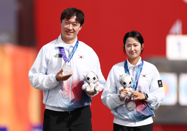 양궁 컴파운드 혼성 단체에서 은메달을 획득한 최용희와 박정윤. 연합뉴스