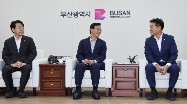 30일 부산시청 의전실에서 ‘부산발전 여·야·정 회의’가 열려 더불어민주당 박홍배 (왼쪽부터) 부산시당위원장, 전재수 부산시장, 국민의힘 이성권 부산시당위원장이 부산 주요 현안에 대해 논의하고 있다. 이원준 기자 lwj@