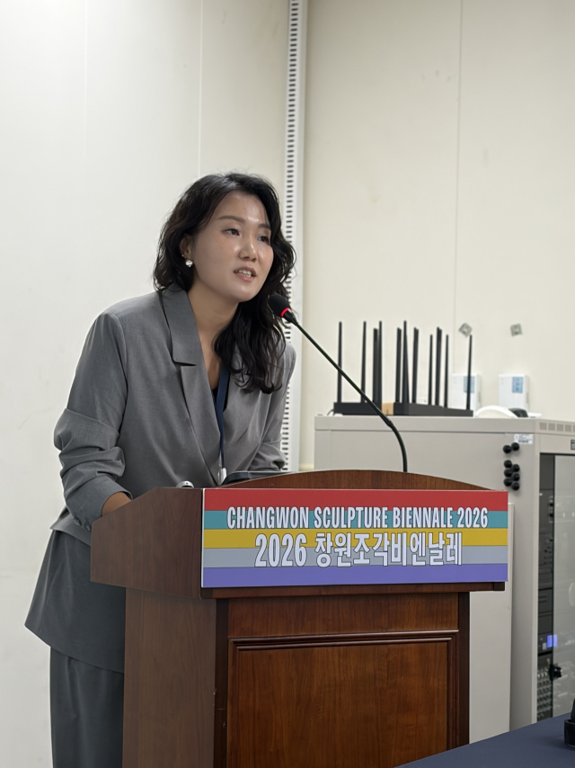 조혜정 2026창원조각비엔날레 공동 예술감독이 개막 하루 전인 9월 29일 창원문화재단 회의실에서 열린 기자 간담회에서 전시 주제 '공명성'을 설명하고 있다. 조 감독은 “공명은 같음이 아니라 차이에서 시작된다”고 말했다. 김은영 기자