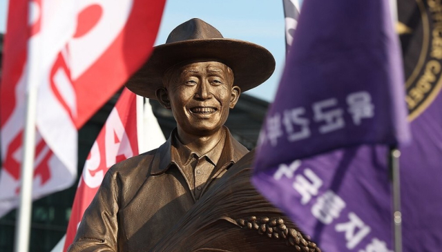 동대구역 광장에 설치된 박정희 동상. 연합뉴스