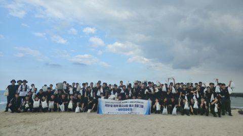 지난달 16일 한나라호 실습생 및 교직원 100명이 제주 애월항과 곽지해수욕장 일대에서 해변정화 및 플로깅 활동을 성공적으로 마쳤다. 국립한국해양대 제공