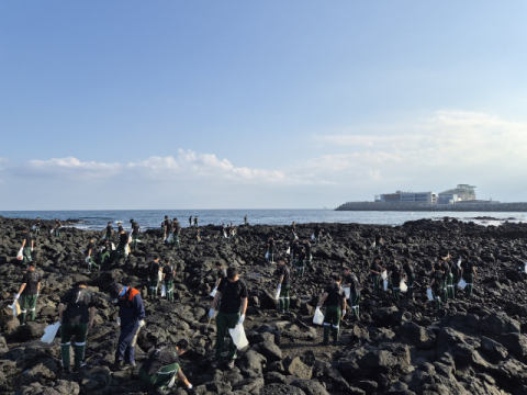 지난달 16일 한나라호 실습생 및 교직원 100명이 제주 애월항과 곽지해수욕장 일대에서 해변정화 및 플로깅 활동을 성공적으로 마쳤다. 국립한국해양대 제공