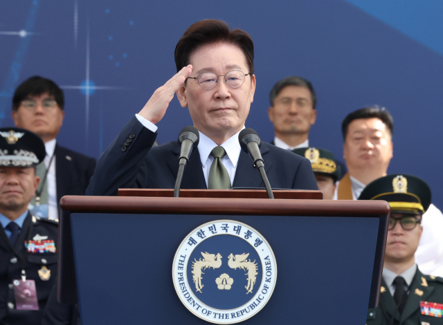 이재명 대통령이 1일 충남 계룡대에서 열린 제78주년 국군의 날 기념행사에서 거수경례하고 있다. 연합뉴스