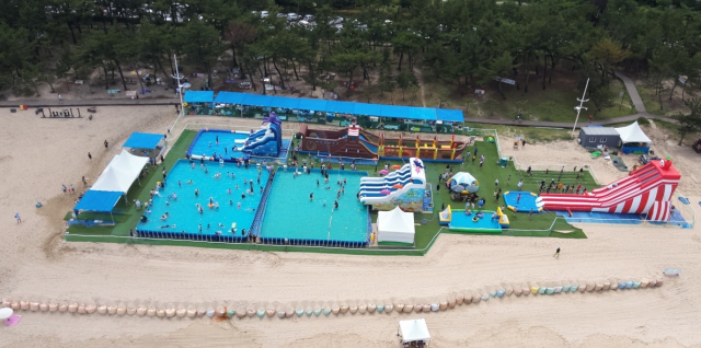 ‘2026년 우수 해수욕장’으로 선정된 강릉 경포해수욕장의 백사장 내 물놀이 시설. 해수부 제공