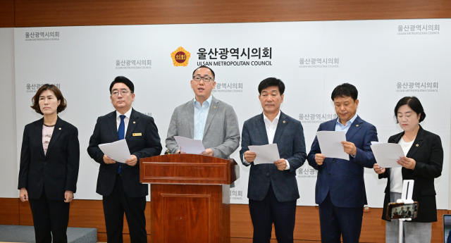 더불어민주당 소속 울산시의원들은 1일 울산시의회 프레스센터에서 기자회견을 열고 김대영 의원에 대한 징계요구안을 제출했다고 밝혔다. 울산시의회 제공