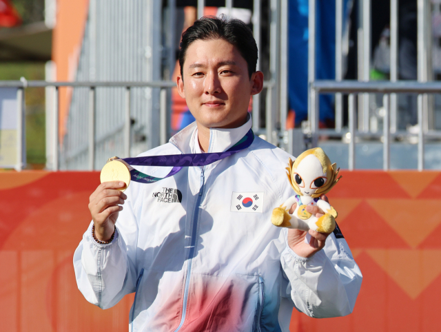 1일 일본 아이치현 오카자키 중앙종합공원 다목적광장에서 열린 아이치·나고야 아시안게임 양궁 컴파운드 남자 개인전에서 금메달을 차지한 김종호가 메달을 들어보이고 있다. 연합뉴스