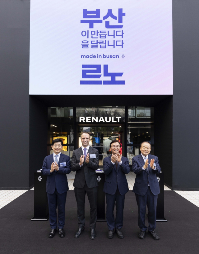 르노코리아는 1일 부산 동래구에서 플래그십 전시장 ‘르노 동래’ 개소식을 열었다. 왼쪽부터 BNK금융지주 반대인 회장, 르노코리아 니콜라 파리 사장, 전재수 부산시장, 부산상공회의소 양재생 회장. 르노코리아 제공