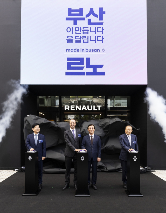 르노코리아는 1일 부산 동래구에서 플래그십 전시장 ‘르노 동래’ 개소식을 열었다. 왼쪽부터 BNK금융지주 반대인 회장, 르노코리아 니콜라 파리 사장, 전재수 부산시장, 부산상공회의소 양재생 회장. 르노코리아 제공
