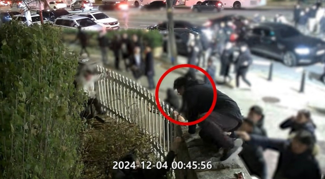 계엄 당시 국회 담장 넘는 더불어민주당 김민석 대표. 사진 출처는 김민석 대표 유튜브 화면 갈무리. 연합뉴스