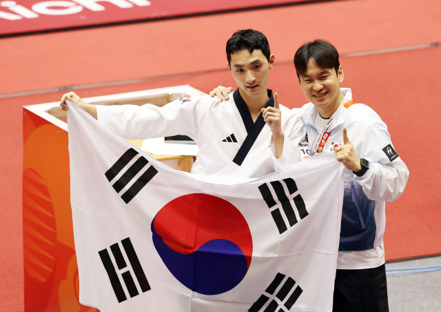 1일 일본 아이치현 도요하시 체육관에서 열린 2026 아이치·나고야 아시안게임 태권도 남자 품새 결승 경기. 1위를 차지한 윤규성이 포즈를 취하고 있다. 연합뉴스