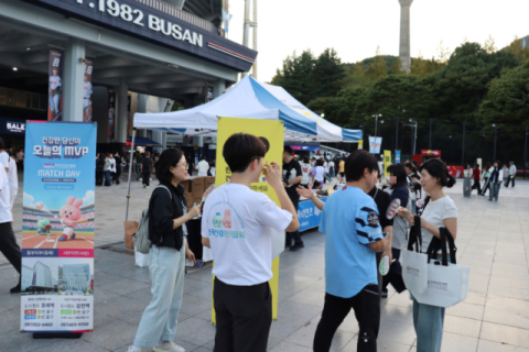 지난달 30일 부산 사직야구장에서 열린 한국건강관리협회 매치데이를 맞아 ‘시민 건강증진 캠페인’을 진행하고 있다. 한국건강관리협회 부산동부지부 제공