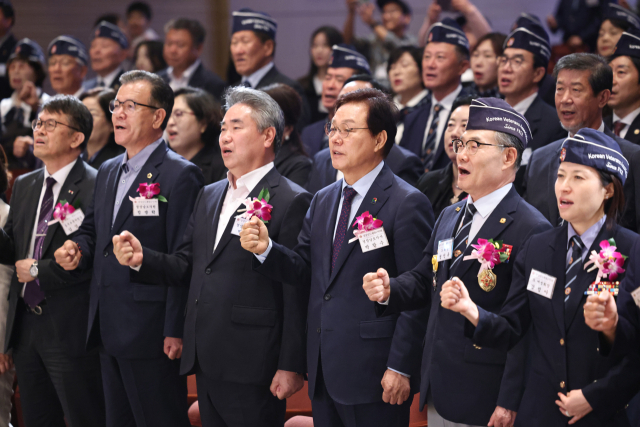 제74회 재향군인의날 기념식에서 참석자들이 함께 향군가를 부르고 있다. 경남도 제공