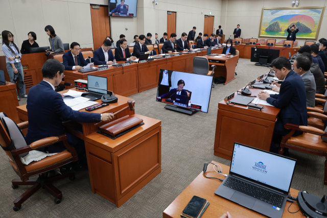 지난 1일 국회 정무위원회 전체회의에서 위원장인 더불어민주당 유동수 의원이 개의를 선언하고 있다. 연합뉴스