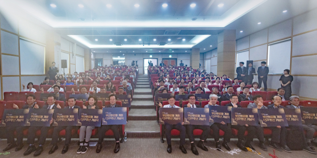 부산의료원 150주년을 참가자들이 함께 축하하고 있다. 부산시의료원 제공