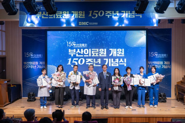 전재수 시장이 부산의료원 150주년 기념식에서 유공자들과 기념촬영을 하고 있다. 부산의료원 제공
