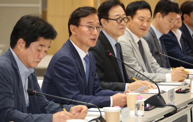 전재수 부산시장이 2일 부산시청에서 열린 더불어민주당과의 예산정책협의회에서 환영사를 하고 있다. 연합뉴스