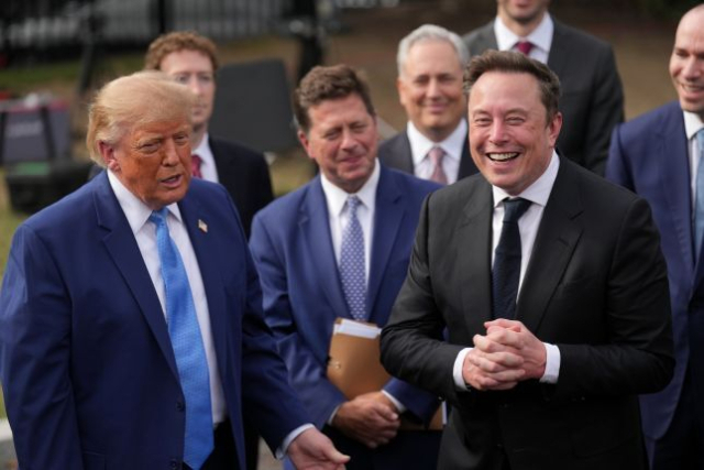 트럼프 대통령이 9월 29일 AI 기업 최고 경영진들과 만나 대화를 나누고 있다. AP 연합뉴스