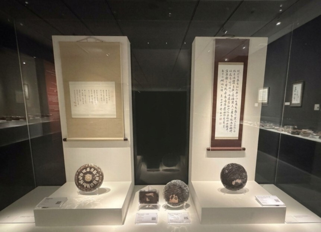 유안진 시인이 쓴 '설록차'(왼쪽)와 호급차 송빙호 람표(1917년 이후), 당나라 유우석이 지은 시 '누실명'과 1885년 향질경 동홍호를 함께 전시한 모습. 송빙호와 동홍호는 호급차 종류이다. 시 '설록차'는 차 한 잔이 마음의 평온에 이르는 작은 수행이 될 수 있다고 보았고, '누실명'은 누추한 거처일지라도 그곳에 깃든 사람의 덕과 마음이 향기롭다면 결코 누추하지 않다는 뜻을 담고 있다. 김은영 기자 key66@