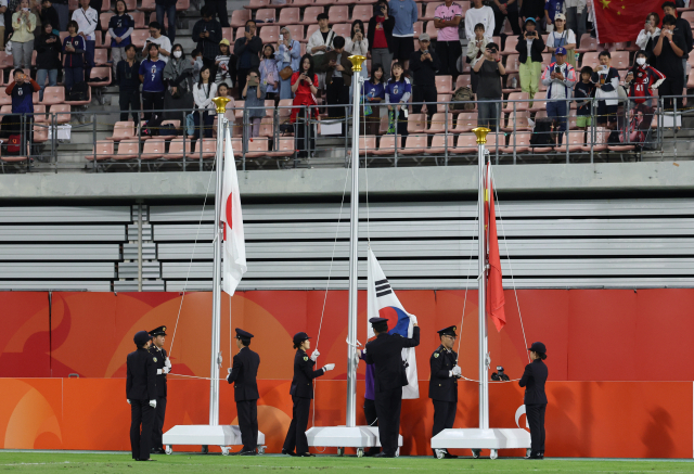 3일 일본 아이치현 도요타 스타디움에서 열린 2026 아이치·나고야 아시안게임 남자 축구 시상식에서 금메달을 획득한 한국의 태극기 게양이 이뤄지지 않고 있다. 연합뉴스