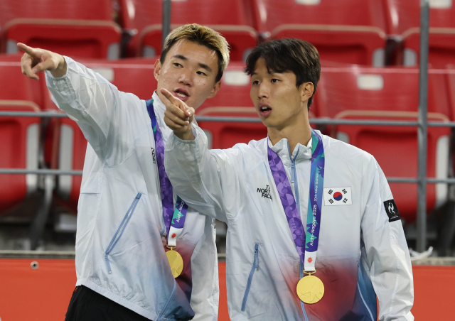 3일 일본 아이치현 도요타 스타디움에서 열린 2026 아이치·나고야 아시안게임 남자 축구 시상식에서 태극기 국기 게양이 이뤄지지 않자 금메달을 획득한 엄지성이 게양대를 가르키고 있다. 연합뉴스