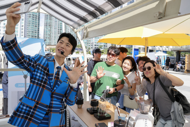 2026 부산 커피웨이브가 열리고 있는 4일 부산 해운대구 더베이101 야외광장을 찾은 시민들이 엠아이커피 김승백 바리스타와 기념촬영을 하고 있다. 이원준 기자 lwj@