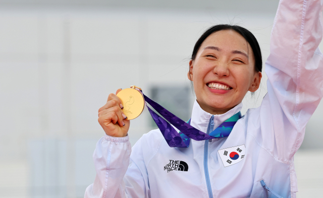 20일 일본 아이치현 안조 스포츠파크에서 열린 2026 아이치·나고야 아시안게임 근대5종 여자 개인 결승에서 금메달을 차지한 대한민국 성승민이 금메달을 들고 활짝 웃고 있다. 연합뉴스