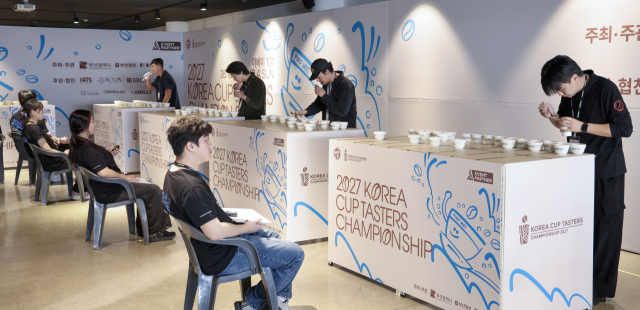 ‘2026 부산 커피웨이브’ 마지막 날인 4일 부산 해운대구 더베이101에서 열린 ‘2027 코리아 컵 테이스터스 챔피언십(KCTC)’에서 참가 바리스타들이 커피를 맛보며 맛이 다른 한 잔을 골라내고 있다. 이원준 기자 lwj@
