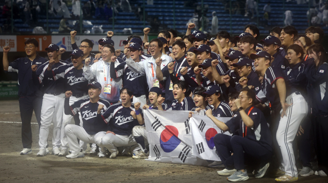 27일 일본 아이치현 도요하시 시민구장에서 열린 2026 아이치·나고야 아시안게임 야구 결승에서 금메달을 차지한 대한민국 대표선수들이 최휘영 문화체육관광부 장관, 허구연 한국야구위원회 (KBO) 총재 등과 기념 촬영을 하고 있다. 연합뉴스
