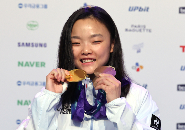 4일 일본 나고야 2026 아이치·나고야 아시안게임 코리아하우스에서 열린 메달리스트 기자회견에서 두 번째 아시안게임 도전 끝에 첫 금메달을 따낸 한국 여자 스포츠클라이밍의 간판 서채현이 메달을 들고 포즈를 취하고 있다. 연합뉴스