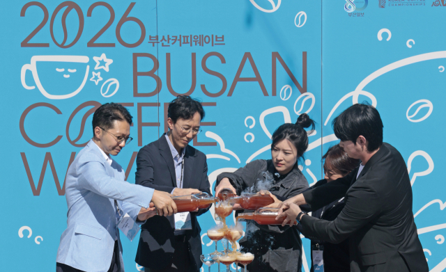 커피도시 부산을 알리는 ‘2026 부산커피웨이브’가 지난 2일 부산 해운대구 더베이101 야외광장에서 개막해 참석자들이 커피 타워 세리머니를 하고 있다. 정대현 기자 jhyun@