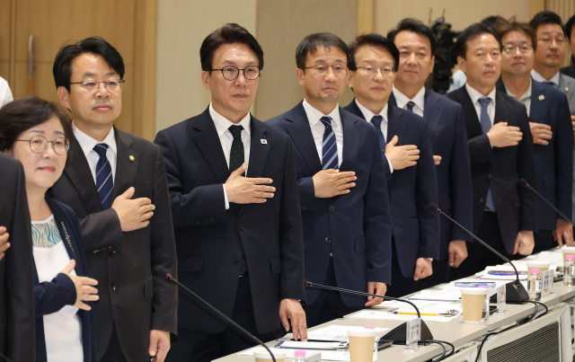 더불어민주당 김민석 대표가 2일 부산시청에서 열린 예산정책협의회에 참석해 국민의례를 하고 있다. 연합뉴스