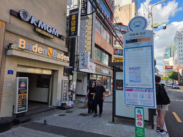 최근 부전천 복원이 다시 공론화 하고 있다. 1973년 복개 전 부전천(위)과 4일 오후 부산 부산진구 부전동 시내버스 ‘서면복개로 정류장’ 모습. 부산일보DB