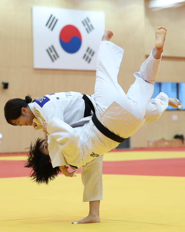 유도 국가대표 정수진이 지난달 충북 진천군 진천국가대표선수촌에서 열린 2026 아이치·나고야 아시안게임 유도 국가대표팀 미디어데이 공개 훈련에서 연습하고 있다. 연합뉴스