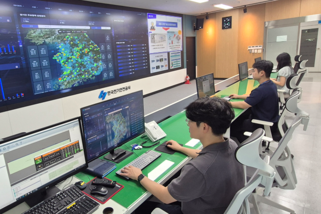 한국전기안전공사 직원들이 ESS 전기안전센터에서 ‘이-온(E-On)’ 플랫폼을 활용해 관제업무를 수행하고 있다. 전기안전공사 제공