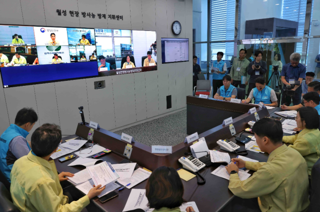 원자력안전위원가 지난달 10일 경북 경주시 소재 월성원자력발전소에서 지진에 의한 원전의 방사능누출 사고를 가정해 중앙부처·지자체·전문기관·사업자·지역 유관기관 관계자와 지역주민 등 2000여 명이 참여하는 ‘2026년 국가방사능방재 연합훈련’을 실시했다. 원안위 제공