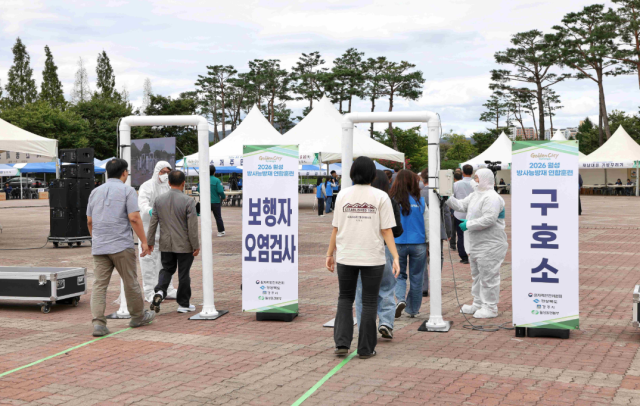 원자력안전위원가 지난달 10일 경북 경주시 소재 월성원자력발전소에서 지진에 의한 원전의 방사능누출 사고를 가정해 중앙부처·지자체·전문기관·사업자·지역 유관기관 관계자와 지역주민 등 2000여 명이 참여하는 ‘2026년 국가방사능방재 연합훈련’을 실시했다. 원안위 제공