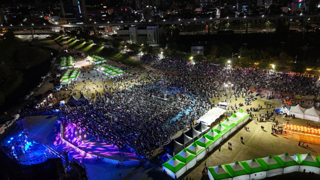 2026 양산삽량문화축전 개막식에 시민과 방문객 등 3만여 명이 참여해 축제를 즐기고 있다. 양산시 제공