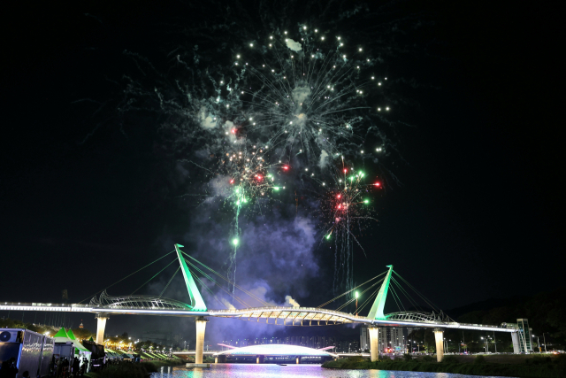 지난 4일 성황리에 폐막한 ‘2026 양산삽량문화축전’에서 개막식 불꽃쇼가 펼쳐지고 있다. 양산시 제공