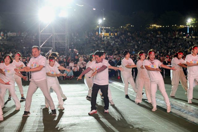2026 양산삽량문화축전 기상춤 대회에서 참가 선수들이 기상춤을 추고 있다. 양산시 제공