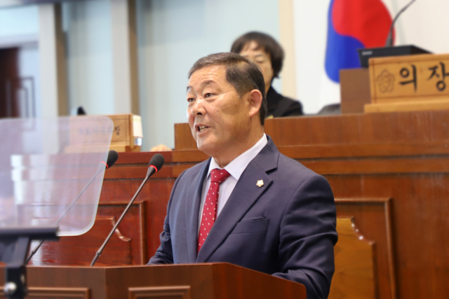 함안군의회 조만제(군북·법수면) 의원이 지난달 말 열린 제324회 정례회 제2차 본회의에서 군정질문을 하고 있다. 함안군의회 제공
